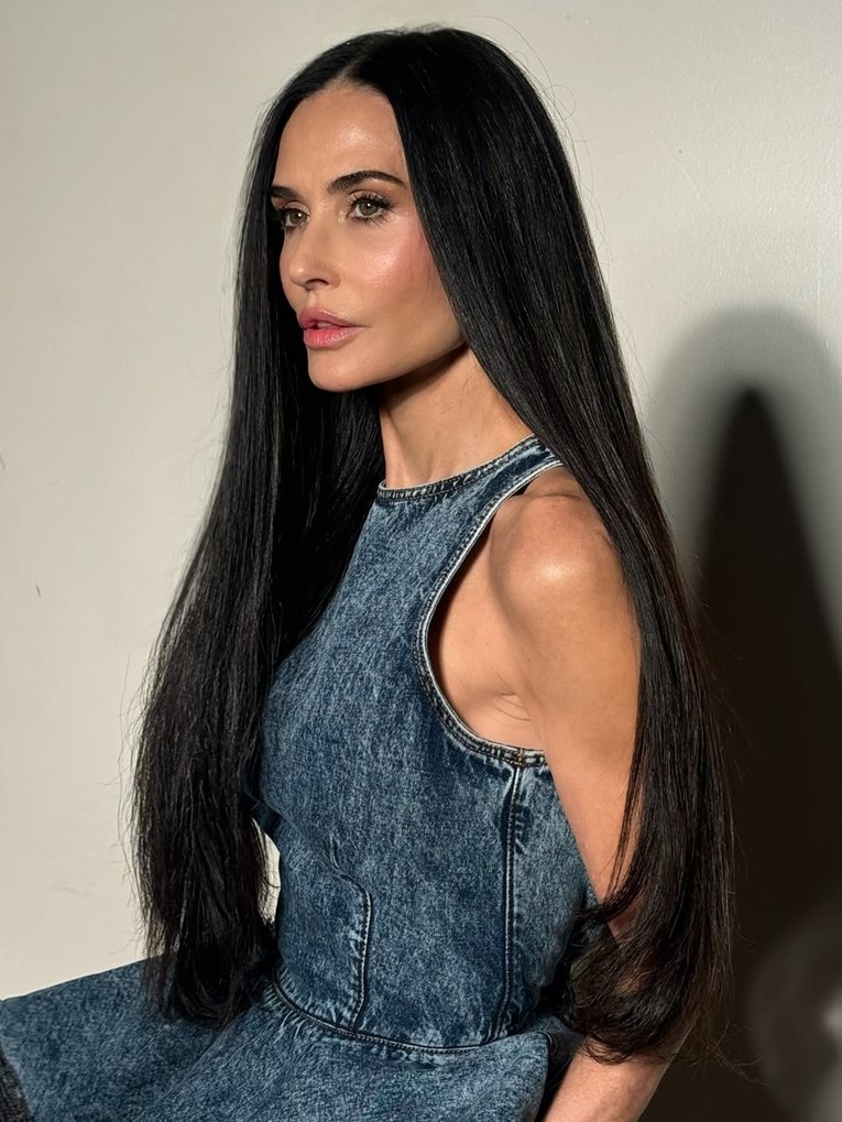 Demi Moore vratila dugu kosu i kontroverzni peplum kroj