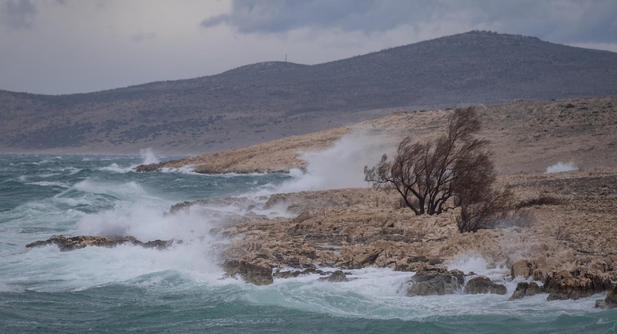 Kod Senja izmjeren vjetar od 140 km/h. Na obali će puhati bura, objavljena upozorenja