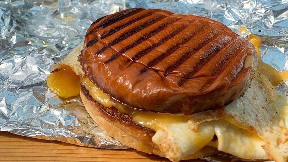 Influencer žicao besplatnu hranu za svoju ekipu, restoran ga odlučio naučiti pameti