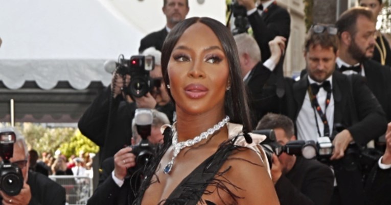 Naomi Campbell oduševila izgledom u Cannesu, no pažnju privukao tip s kojim je došla