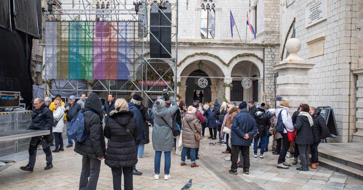 FOTO Dubrovnik se sprema za doček, postavlja se velika pozornica na Stradunu