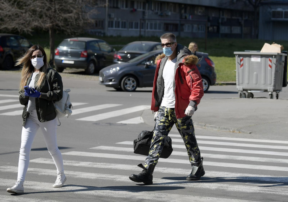 Srpski glazbenik pušten iz bolnice nakon što je imao koronu, snimljen je pred zgradom