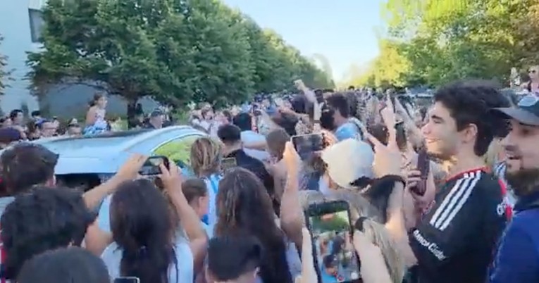 VIDEO Messi se vratio u rodni grad. Jedva se probio do kuće