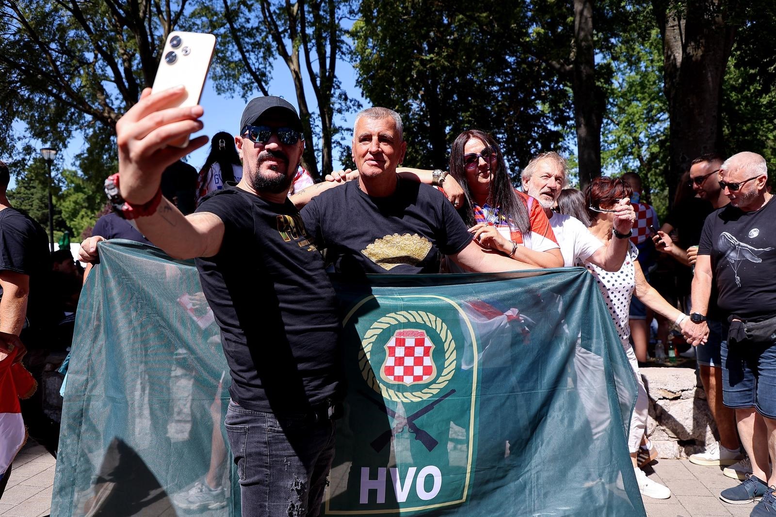 Miro Bulj prošetao Sinjem i fotkao se s fanovima uoči Thompsonovog koncerta