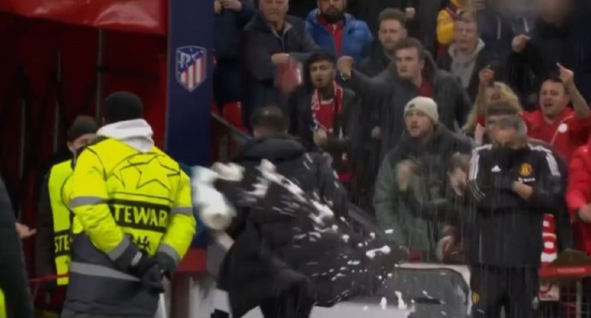Simeone je zasut kišom projektila s tribina Old Trafforda. Zašto ga tamo mrze?