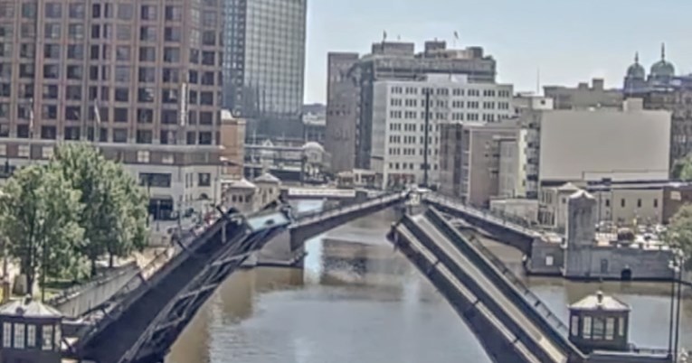 Muškarac (77) u SAD-u prelazio pokretni most koji se počeo dizati. Pao je i poginuo