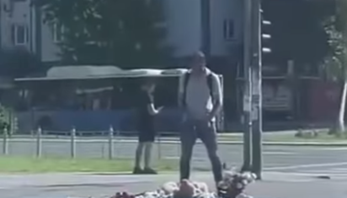 VIDEO Mokrio po cvijeću i svijećama za poginule u padu nadstrešnice u Novom Sadu