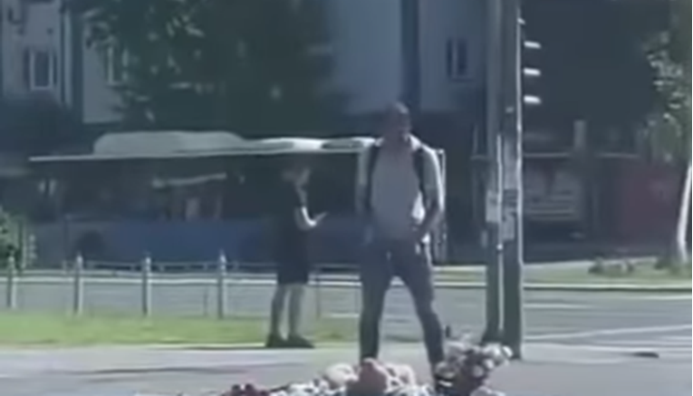 VIDEO Mokrio po cvijeću i svijećama za poginule u Novom Sadu. Policija ga traži