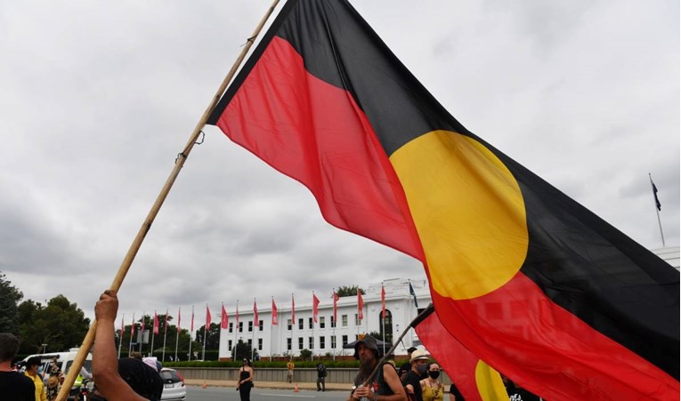 Nad mostom u Sydneyu se postavlja aboridžinska zastava: "Želimo pomirbu"