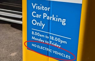Bolnica zabranila parkiranje električnog auta u garaži