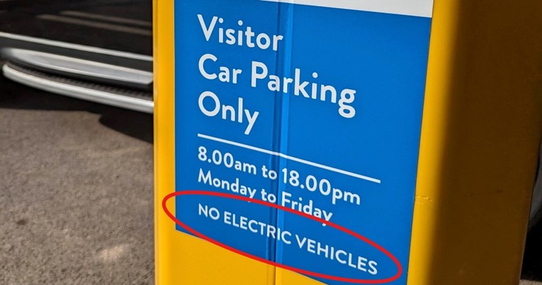 Bolnica zabranila parkiranje električnog auta u garaži
