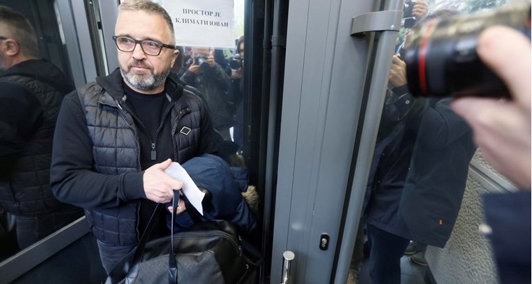 Vlasnik Vučićevog tabloida izlazi iz zatvora. Supruga mu platila kaznu