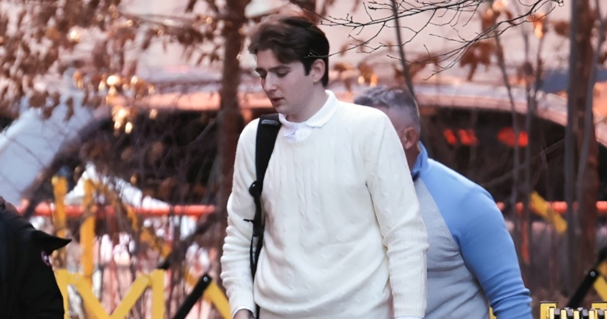 Bizarni načini na koje se Tajna služba prerušava da nadzire Barrona Trumpa na faksu