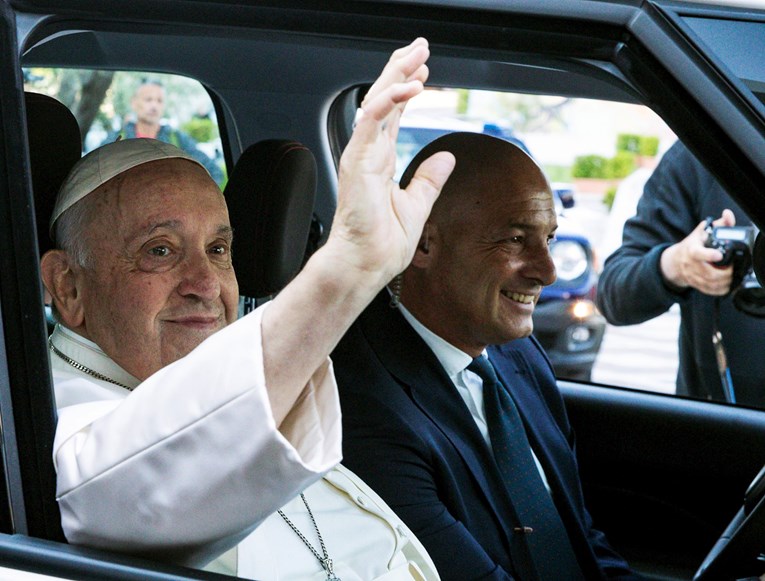 Papa Franjo izašao iz bolnice devet dana nakon operacije