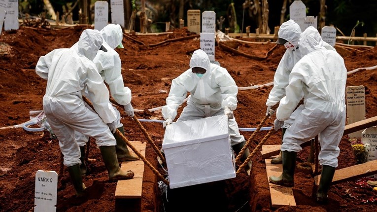 Indonezija kažnjava one koji ne nose maske, kopaju grobove za umrle od koronavirusa