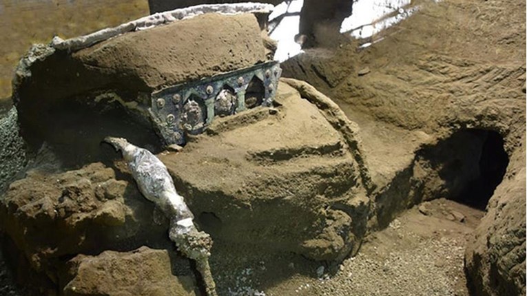 U Pompejima pronađena gotovo neoštećena kočija s erotskim scenama