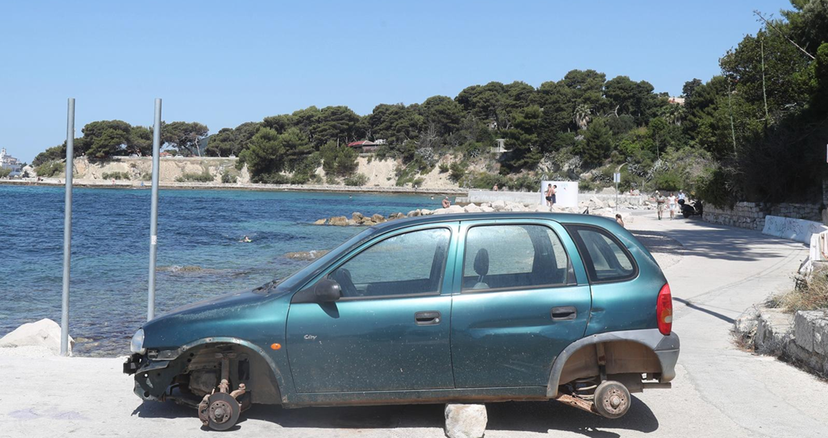 FOTO Stari Opel bez kotača blokira rušenje terase na splitskoj šetnici