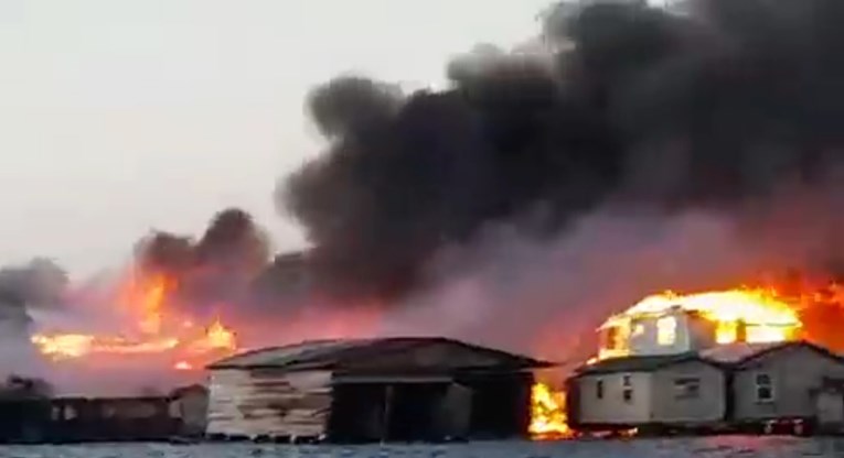 VIDEO Velik požar na otoku u Hondurasu, stotine ljudi evakuirano