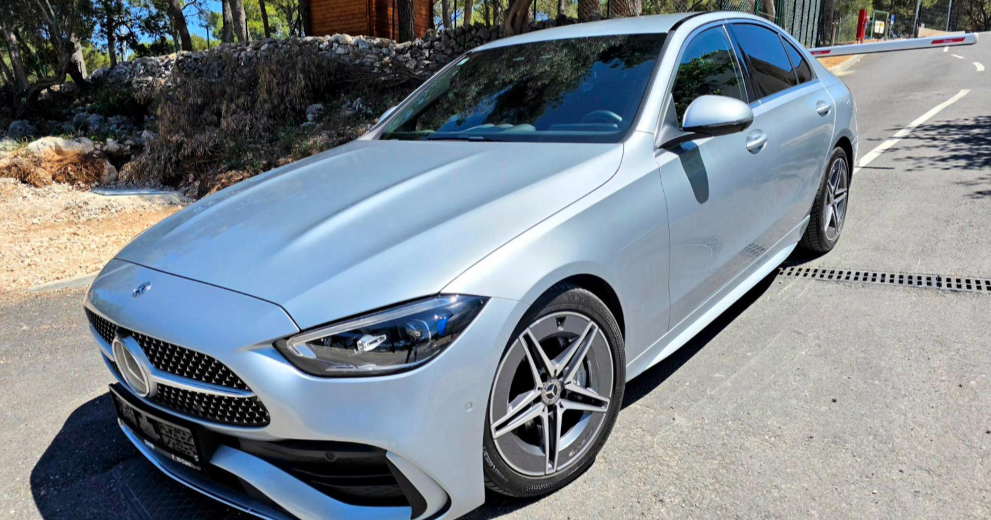 Najbolji auto oglasi: Mercedes C300d s AMG Line paketom i bogatom opremom