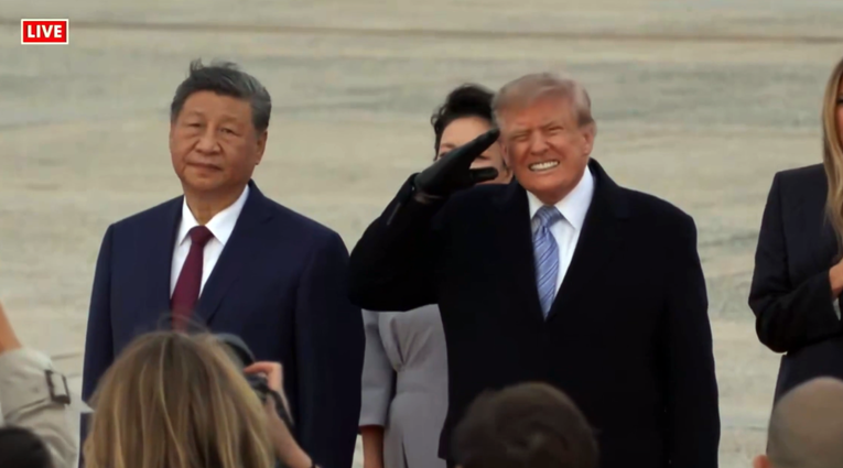 VIDEO Trump napravio bolnu grimasu pred Xijem tijekom preleta vojnih aviona