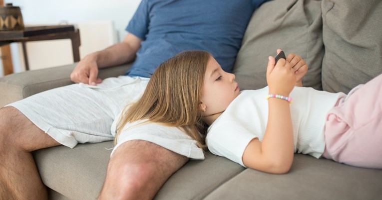 Psiholozi: Evo što se događa ako dijete provodi previše vremena na mobitelu