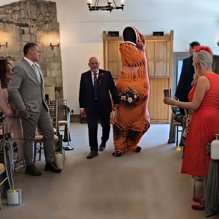 Mladenka prošetala do oltara u bizarnom kostimu pa postala viralni hit