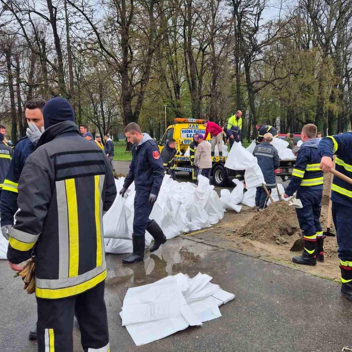 Vatrogasci: Spašavali smo osobu i vozilo iz vode. I dalje radimo na obrani od poplave