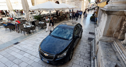 Talijani parkirali auto na Narodnom trgu u Zadru, prolaznici u čudu gledali