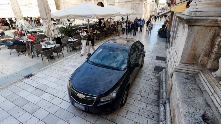 Talijani parkirali auto na Narodnom trgu u Zadru, prolaznici u čudu gledali