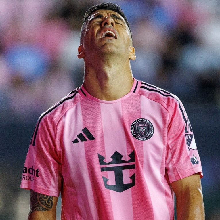 VIDEO Suarez udario igrača, sudac nije vidio. Sada je suspendiran za ključnu utakmicu