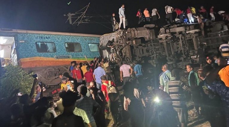Sudarila se dva vlaka u Indiji. Poginulo 80 ljudi, ozlijeđeno više od 850 osoba