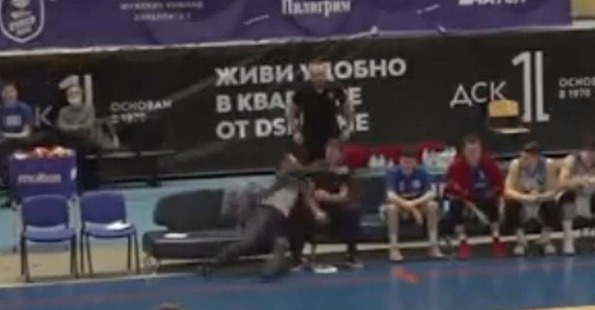 VIDEO Nevjerojatne scene na utakmici, pomoćni trener udario glavnog