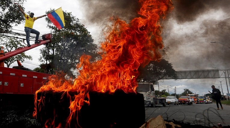 U Kolumbiji najavili veći PDV. Izbili ogromni neredi, 18 mrtvih, vojska na ulicama