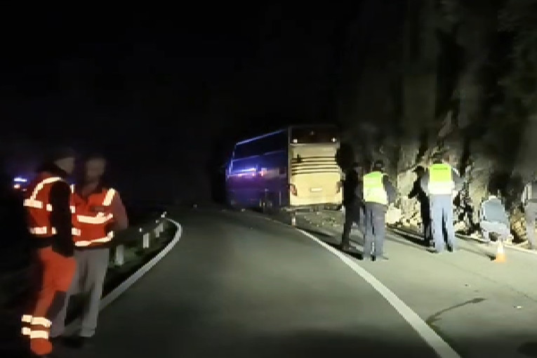 Autobus pun učenika udario u stijenu u Crnoj Gori, vozač uhićen