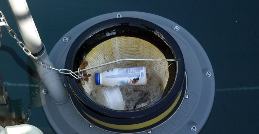 U more kraj Rijeke postavljena prva plutajuća kanta, skuplja otpad iz vode
