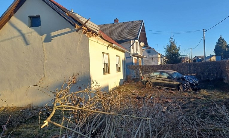 VIDEO U Međimurju se pijan BMW-om zabio u krov kuće