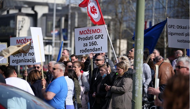 VIDEO Pogledajte prosvjed protiv otkaza u Holdingu, napadaju Tomaševića