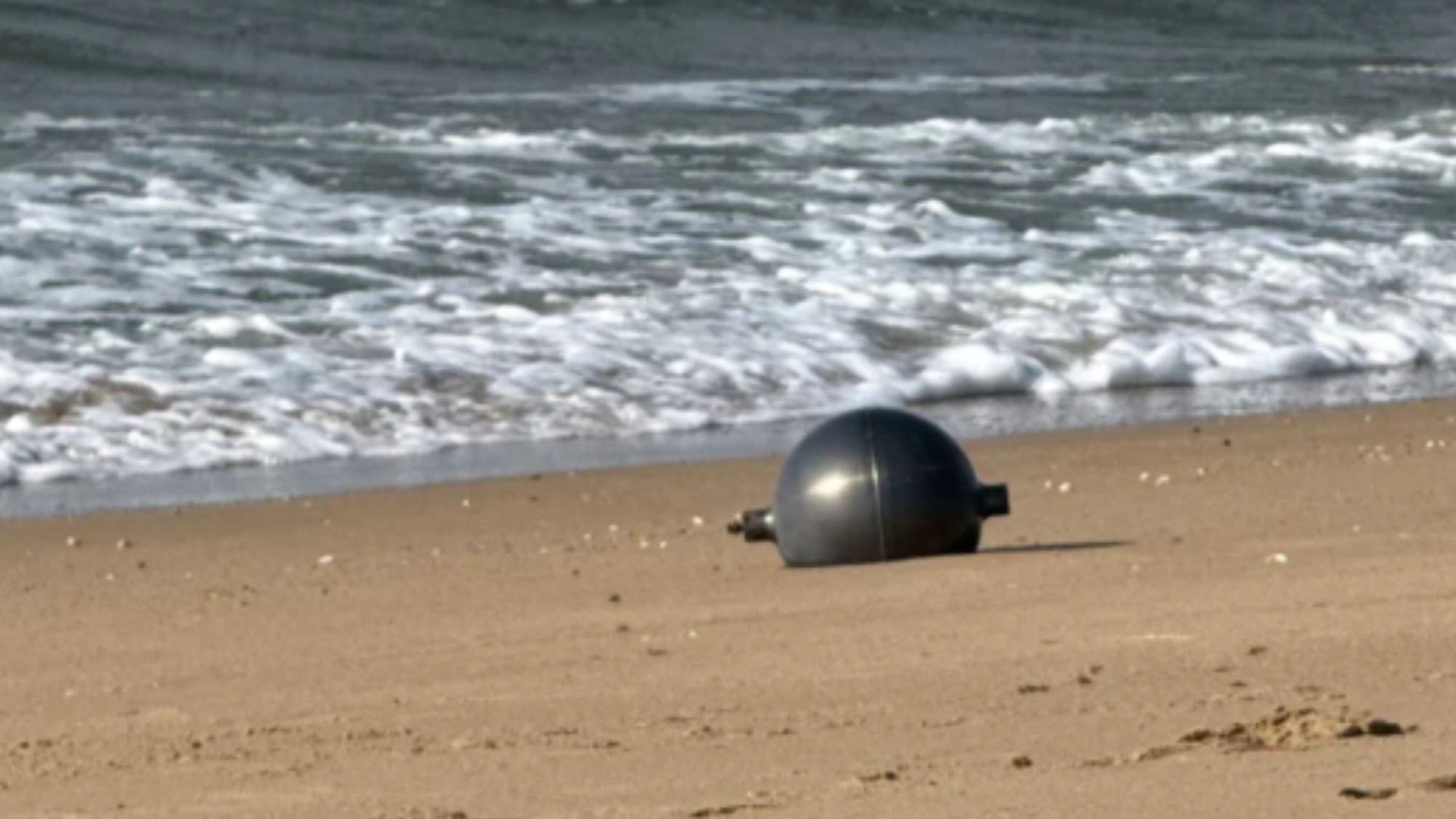 FOTO Tajanstvene metalne kugle isplivale na plažu u Australiji