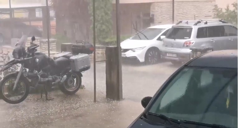 Nevrijeme u Istri: Padala tuča, u dva sata zabilježeno više od 4 tisuće munja