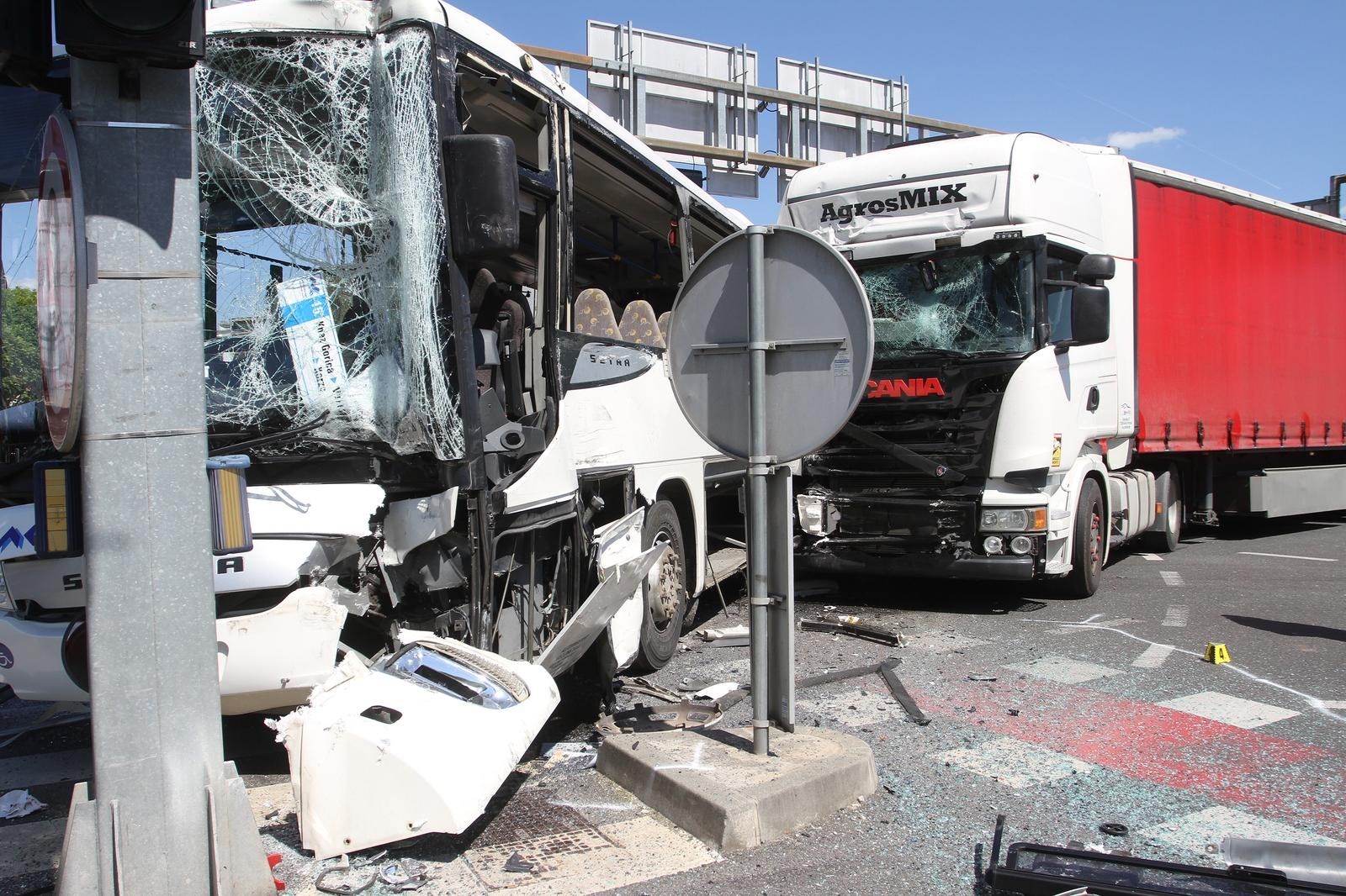 FOTO Sudar šlepera i autobusa u centru Karlovca