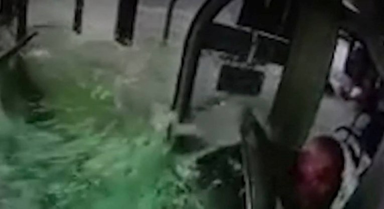 VIDEO Kamere u autobusu snimile trenutak kada je pao u jezero u Turskoj