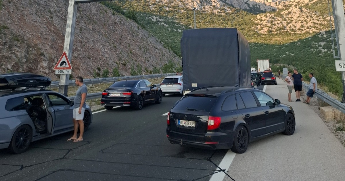Zapalio se auto u tunelu Sveti Rok. Nastala velika kolona