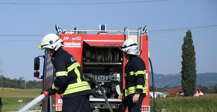 Vatrogasci u Slatini žurili na mjesto prometne nesreće pa udarili u auto policije