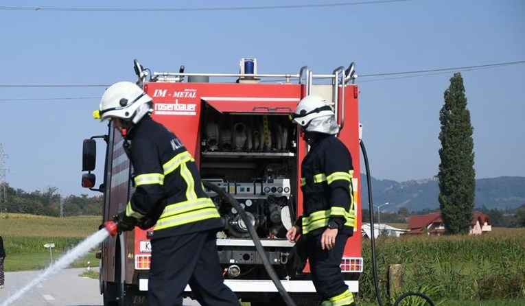 Vatrogasci u Slatini žurili na mjesto prometne nesreće pa udarili u auto policije