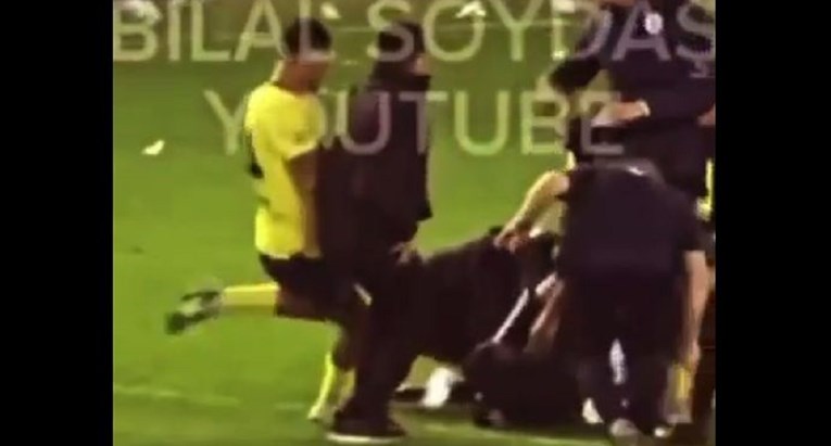 Nogometaš udara kopačkom u glavu huligana koji leži. Nova snimka nezapamćenih nereda