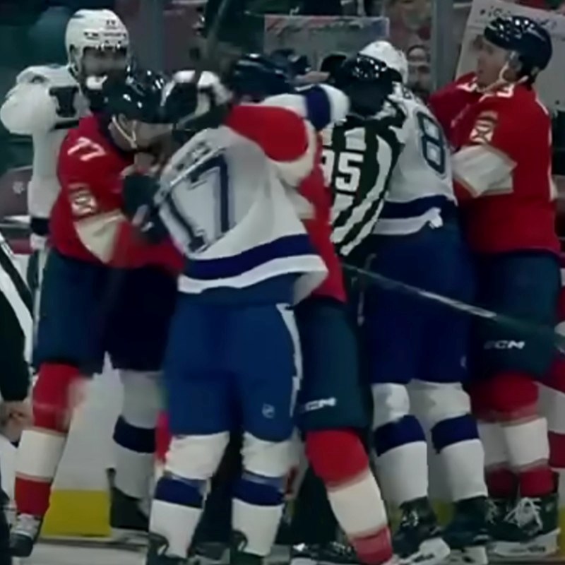 VIDEO Bizarna utakmica u NHL-u. Igrači se tukli cijelo vrijeme, 16 ih je isključeno