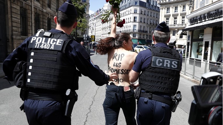 Žene u toplesu prosvjedovale protiv Macrona u Parizu