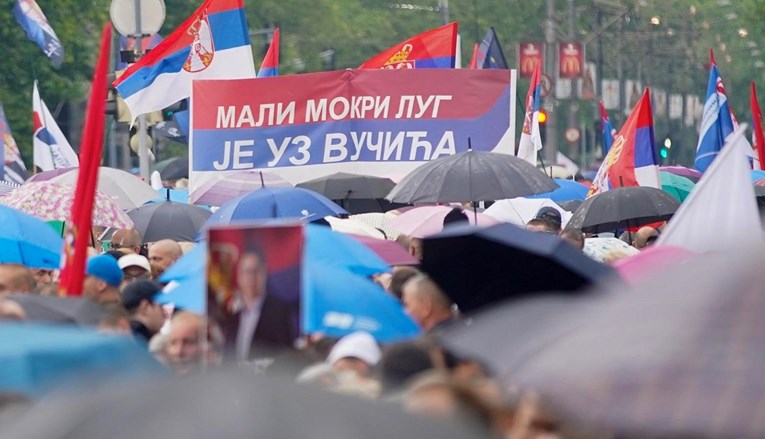 Pljuštala kiša, ljudi bježali. Dačić hvalio Miloševića. Vučić: Nikom nismo činili zlo