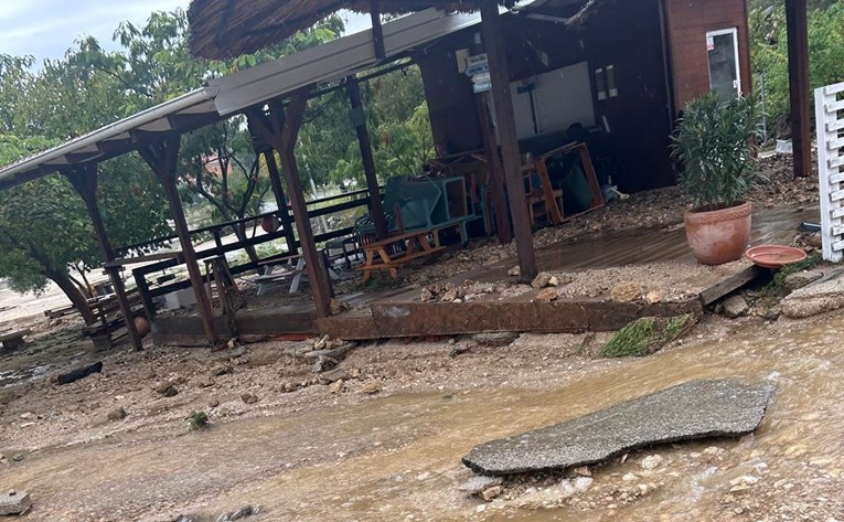 FOTO I VIDEO Velike poplave kod Obrovca, bujica uništava ceste, poplavljene kuće...