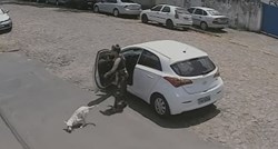 Snimka koja slama srce: Izbacila psa iz auta i odvezla se, još ga je i udarala...